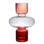 Singular vaso floreira em cristal de design contemporâneo, de formato vertical, construído com 2 cilindros vermelhos, centralizando largo recipiente anelado e achatado transparente. 28 x 19 cm.