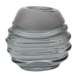 Vaso em cristal contemporâneo de cor acinzentada, no formato de cilindro com parte central sanfonada em anelados assimétricos. Gargalo levemente cônico com borda lisa e base circular. 22 x 20 cm.