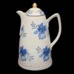 Garrafa Térmica de Porcelana branca com decoração floral na cor azul, da manufatura Wolff. 30 x 20 x 15 cm. Refrescância e elegância para servir com charme. Combina sofisticação e um toque vibrante, tornando cada momento à mesa ainda mais especial.30 x 20 x 15 cm. Peça nova, sem uso.