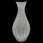 Elegante vaso em cristal acetinado, de formato balaústre alongado, ornamentado por faixas onduladas, paralelas e lisas. Bojo piriforme, encimado por gargalo com borda revirada rematada por corte em diagonal. 44 x 20 cm.