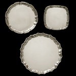Sheffield Plate - Conjunto de 3 bandejas em metal inglês espessurado a prata, sendo 2 de formato circular e recortado (35 cm / 28 cm) e 1 de formato quadrangular (22 x 22 cm).