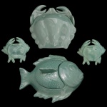 Conjunto de 4 peças para servir em cerâmica artesanal da manufatura nacional Luiz Salvador, Itaipava. Superficie em verde turquesa, sendo: 1 siri (9 x 20 x 19 cm) e 1 peixe (12 x 30 x 25 cm). Acompanha 2 peças decorativas na forma de caranguejo (14 x 12 cm). Marca da manufatura no verso. Peças sem uso. Lateral do siri com restauro.