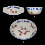 Divertido conjunto para hot-dog em cerâmica nacional da manufatura Luiz Salvador, Itaipava. São conhecidas por sua estética divertida, inspirada na Pop Art e apresentam ilustrações de cachorros da raça Dachshund (famosos salsichonas. Composto por 1 grande centro de mesa (7 x 30 cm), 2 bowls para molho (9 x 16 cm) e  6 covilhetes para acomodar o hot dog (5 x 24 x 12 cm),