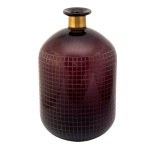 Vaso em cristal de cor vinho escuro, moldado no formato de botijão cilíndrico. Bojo ornamentado em gravação com sulcos entrecruzados em xadrez. Gargalo curto realçado em dourado e borda revirada. 36 x 20 cm.