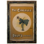 The Cingalee Dalys Theater, cartaz retangular a cores do espetáculo londrino, com marca da editora David Allen & Sons Ltd London, ativa de 1888 a 1930, e assinatura de Will True. Moldura em madeira lavrada. 76 x 60 cm (MI). 90 x 71 cm (ME).