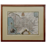 FIORENTINI DOMINII, FIDELISSIMA ET NOVA DESCRIPTIO. Mapa representando o Fiorentini Dominii (Domínio de Florença), abrangendo a região da Toscana situada ente a Lombardia e o estado de Siena. A inscrição menciona Stephano Menacho Montifelimeti (Estevão Menacho de Montélimar), possivelmente um patrono ou figura de destaque a quem a obra foi dedicada. Peça clássica da cartografia renascentista, frequentemente associada ao trabalho de geógrafos e impressores renomados do século XVI e XVII. 33 x 46 cm (MI). 55 x 66 cm (ME).