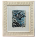 FREDERICK J. WILDER (1893 - 1977) - COME SEE MY BOY FLY THROUGH A TWISTER IN A UFO I BUILT MYSELF. Ass. e datado 2009, cid. 24 x 20 cm (MI). 50 x 43 cm (ME). A pintura apresenta um estilo de arte popular (folk art), retratando um homem ao lado de uma carroça, com um OVNI pairando acima. Moldura de madeira clara com textura.