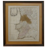 PORTUGALLIAE ET ALGARBIA. Mapa representado Portugal e Algarve, de autoria de Petrus I Schenk  (1661-1711) com data de 1703. Publicado em Amsterdã no mesmo ano. 63 x 51 cm (MI). 84 x 74 cm (ME). Moldura em madeira.