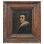 Escola Europeia. Retrato de um Nobre Holandês do período do século XVII. Óleo s/ tela. 30 x 23 cm (MI). 50 x 44 cm (ME). O cavaleiro é representado com um bigode e cavanhaque finos, vestindo uma gola de babados branca (também conhecida como gola "ruff" ou "golilla") sobre uma vestimenta escura. incluindo um fundo escuro e neutro para destacar o rosto.