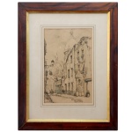 JAN KORTHALS - "Rue Du Chevalier De La Barre" em Montmartre, Paris. Desenho. Ass. cie. 30 x 20 cm (MI). 50 x 40 cm (ME). A composição retrata uma charmosa cena de rua do distrito de Montmartre, em Paris. Ao fundo, erguem-se as icônicas cúpulas da Basílica de Sacré-Cur. Pintor pós-impressionista nascido em Amsterdã, altamente reconhecido por suas detalhadas e expressivas paisagens urbanas de cidades como Amsterdã e Paris. Muitas de suas aquarelas e desenhos originais foram amplamente reproduzidos como litografias e gravuras de alta qualidade em meados do século XX.