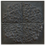 FERNANDO DE LA ROCQUE (Rio de Janeiro, Brasil, 1979) - Mandala Erótica. Globo da série Colônias, de 2014. Escultura em cerâmica. Datado 2014. Peça única. 32 x 32 cm (MI). 33,5 x 33,5 cm (ME). Composta por quatro azulejos hidráulicos em alto-relevo. Juntos, eles formam uma mandala retratando corpos humanos em cenas eróticas. Formou em escultura pela Escola de Belas Artes da UFRJ (2004). O foco da produção do artista tem sido a série Colônias, conhecida pelo golpe de vista onde, a distância, apresenta uma composição orgânica geométrica e equilibrada, mas ao se aproximar revelam-cenas de grandes orgias sexuais com figuras humanoides, com as quais o artista constrói cenas coloridas, divertidas, energéticas e comum conteúdo cosmogônico surpreendente. Acervo Particular Rio de Janeiro.