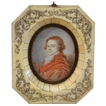 Miniatura de um retrato antigo retratando um jovem vestindo uma casaca vermelha. Possivelmente uma pintura s/ placa de marfim, uma técnica comum para essas peças. Assinada. Moldura em osso com detalhes esculpidos. 9 x 7 cm (MI). 15 x 12 cm (ME).