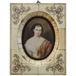 Miniatura de um retrato antigo pintado à mão, representando uma jovem dama da nobreza com trajes e penteado típicos do século XIX. O retrato oval está montado em uma moldura retangular decorativa feita de placas de osso recortadas e unidas. 9 x 7 cm (MI). 15 x 12 cm (ME).