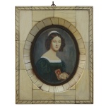 Miniatura de um retrato antigo pintado a mão, retratando uma jovem dama da nobreza com trajes e penteado típicos do século XIX. Segura um pequeno livro, identificado como uma Bíblia, e veste um vestido verde escuro com gola branca. O retrato oval está montado em uma moldura retangular decorativa feita de placas de osso recortadas e unida. 9 x 7 cm (MI). 15 x 12 cm.