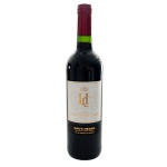 Vinho tinto francês CHÂTEAU LA FLEUR HAUT CARRAS da safra 2018, proveniente da região de Haut-Médoc em Bordeaux. É um corte (blend) composto majoritariamente por Cabernet Sauvignon, Merlot e Cabernet Franc. Apresenta aromas de frutas pretas como groselha e amora, com notas de cedro e grafite.