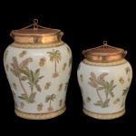 Conjunto de 2 potes em porcelana chinesa. Modelo Le Palmier, conhecidos por suas estampas de palmeiras e abacaxis pintadas à mão. Tampa em metal. 30 x 22 cm e 23 x 17 cm.