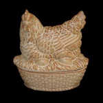 Porto ovos em cerâmica na forma de galinha. Estilo rústico inspirado e fazendas britânicas, frequentemente usado para armazenar ovos ou como organizador de cozinha. Apresenta marca da manufatura: Mason Cash, linha "Rise and Shine. 20 x 20 x 15 cm.