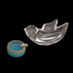 Lote constando de 2 peças, distintas, sendo: A) Covilhete na forma de pássaro em voo, em vidro transparente, ideal para organizar pequenos itens como joias. 4 x 14 x 9 cm. B) Cinzeiro circular em opalina de azul turquesa e adorno em metal dourado.