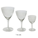 Conjunto de taças em cristal translúcido e liso. Apresenta um padrão delicado de videiras e uvas gravado no cristal. Constando de 21 taças, sendo: 7 taças p/ vinho tinto (16 cm), 7 taças p/ vinho branco (14 cm) e 7 taças p/ licor (11 cm).