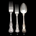 Conjunto de garfos e colheres em metal prateado inglês, modelo Kings, com cabos recortados e ornados por bordas com volutas, centralizando adornos florais e concheados. Marcas de fabricantes diferentes como Mappin & Webb, Perry e outro, porém os modelos são rigorosamente idênticos. Constando de20 peças, sendo: 6 garfos grandes, 6 garfos p/ sobremesa e 8 colheres p/ sobremesa.