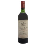 Vinho tinto Château Montrose da safra 1982, proveniente da região de Saint-Estèphe, em Bordeaux, França. O Château Montrose é classificado como um 2ème Cru Classé (segundo crescimento) de acordo com a Classificação Oficial de Vinhos de Bordeaux de 1855. A safra de 1982 é amplamente reconhecida como uma das mais excepcionais do século XX em Bordeaux, produzindo vinhos de grande longevidade e complexidade.