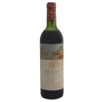 Vinho tinto Château Mouton Rothschild 1981, prestígio da região de Pauillac, em Bordeaux, França. O rótulo desta safra específica foi ilustrado pelo renomado artista Arman. O Château Mouton Rothschild é classificado como um Premier Cru Classé (Primeiro Crescimento) de acordo com a classificação oficial do vinho de Bordeaux de 1855.
