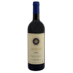 Vinho tinto Sassicaia 1995 da vinícola Tenuta San Guido, produzido na região de Bolgheri, na Itália. Famoso "Super Toscano" feito principalmente de uvas Cabernet Sauvignon e Cabernet Franc. O rótulo apresenta o emblema da família Incisa della Rocchetta, criadora do vinho. A safra de 1995 é valorizada por colecionadores.