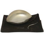 CHRISTOFLE. France - Covilhete na forma de folha em metal francês espessurado a prata da Maison Christofle. Paris. França. Séc. XX. Alça da folha solta. Precisa ser colada. Acompanha bag 5 x 8 x 12 cm.