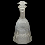 Licoreira em cristal lapidado translucido. Design clássico, semelhante a modelos em estilo Art Nouveau Ideal para decantar bebidas como vinhos ou uísque. Apresenta fungos. 28 x 13 cm.