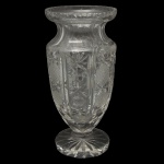 Floreiro antigo de cristal lapidado com corpo bojudo facetado com lapidações geométricas em relevo (padrão de estrelas e bicos de diamante). Boca com acabamento ondulado, gargalo estreito estruturado e base circular. Borda com bicado. 30 x 15 cm.
