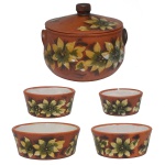 Conjunto de panelas de barro artesanal decorada com motivos florais predominando as cores amarelos e verdes. Constando de uma grande panela com tampa (26 x 29 cm) e  4 travessas circulares ( 8 x 22 cm / 8 x 20 cm / 8 x 17 cm / 6 x 15 cm).