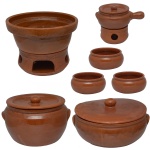 Extenso conjunto de peças variadas para feijoada em cerâmica vitrificada, composta por 12 peças, sendo: 1 panela com tampa (15 x 36 cm), 1 bowl com aquecedor (25 x 34 cm), 1 panela com aquecedor (20 x 27 cm total / 8 x 15 cm aquecedor / bicado), 1 pequena panela (4 x 12 cm), 3 bowls redondos (7 x 16 cm), 1 travessa oval (7 x 53 x 38 cm) e 4 travessas (10 x 38 x 30 cm / 6 x 43 x 22 cm / 6 x 38 x 21 cm / 6 x 30 x 17 cm).