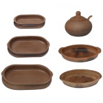 Conjunto de 6 peças em cerâmica refratária de barro, sendo: 1 panela com concha (18 x 20 cm) e 5 travessas (6 x 34 x 18 cm / 5 x 28 x 15 cm / 5 x 23 x 11 cm / 6 x 30 x 17 cm / 6 x 30 x 16 cm). Peças ideal para reter o calor e manter os alimentos aquecidos por mais tempo.