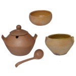 Conjunto de 3 peças em cerâmica refratária de barro, sendo: 1 panela com concha (30 x 35 cm / 28 cm concha) e 2 potes (18 x 28 cm / 10 x 23 cm).