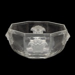 ROSENTHAL. Design da MAISON VERSACE. Modelo Medusa Lumiere - Fruteira de pé baixo em cristal, de formato octogonal. Bojo ornamentado por quatro máscaras acetinadas aplicadas em alto relevo, borda lapidada em biseauté e base de mesmo estilo. Peça assinada. 9 x 17 x 17 cm.