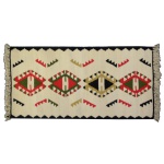 Tapeçaria Iugoslava vintage. Década 70. Padrão geométrico em tons de bege, vermelho e verde, com franjas.  Sem uso. 100 x 50 cm.