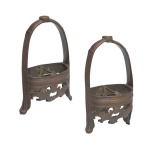 Par de estribos em ferro apresentando arcos superiores para fixação e bases trabalhadas em relevo, às vezes com motivos barrocos  20 x 14 cm.