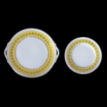 Conjunto de 2 pratos em porcelana nacional da manufatura São João (Recife). Borda com larga faixa dourado e fundo de superfícies lisa e branca, sendo: 1 Prato para bolo (30 cm) e prato para sobremesa (19 cm)