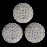 WINTERLING BAVÁRIA - Conjunto de três pratos para sobremesa em porcelana vintage, alemã do padrão Indisch Blau (azul indiano), também conhecido como Stranflower.  Apresentam um padrão tradicional de videiras e flores em azul sobre fundo banco. 19 cm.
