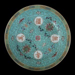 Prato em porcelana chinesa, especificamente do estilo Mun Shou Longevity. Apresenta fundo turquesa vibrante e os quatro caracteres chineses dentro dos círculos brancos representam símbolos de longevidade. Meados do séc. XX. 25 cm.