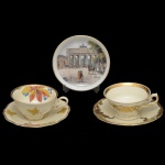 Lote constando de 3 peças, sendo: A) Pequeno prato comemorativo em porcelana. Marca da manufatura KPM no verso. 9 cm; B) Xícara com seu pires em porcelana . Marca da manufatura Rosenthal. 4 x 9 cm / 11 cm);  C) Xícara com seu pires em porcelana. Marca da manufatura Reutler Porzellan, Germany.