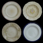 Conjunto de 4 pratos em louça constando de,A) Prato com borda realçada por finos filetes vermelhos e azuis. Sob a base, marca da manufatura John Maddock & Sons  England, e também da casa Viriato  Santos.B) Prato policromado, com borda ondulada centralizando guirlanda florida e arranjo floral. Sob a base, marca da manufatura J & G Meakin  England e do modelo Sunshine.C) Prato policromado, com borda ondulada e margem realçada por arranjos florais. Sob a base, marca da manufatura J & G Meakin  England.D) Prato liso com borda azul marinho. Marca estilizada sob a base. 23 cm e 22 cm. 