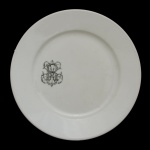 Charles Pillivuyt & Cie - Prato em porcelana branca, ornado no centro à esquerda com monograma  Sob a base, marca da manufatura de Charles Pillivuyt & Cie, e etiqueta da Coleção José Antonio Penteado Vignoli  São Paulo , com informações adicionais. Apresenta um elegante monograma entrelaçado em tom escuro na aba interna. Este tipo de louça personalizada era encomendado pela aristocracia e pela elite econômica brasileira do período imperial para compor os serviços de mesa de suas residências e fazendas.