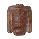 Antiga escultura chinesa em jade avermelhado, representando águia com as asas fechadas. 7 x 6 cm.