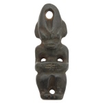 Antiga escultura chinesa em meteorito magnético preto, representando divindade. 9 x 3 cm.