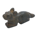 Antiga escultura chinesa em meteorito magnético preto, representando tigre agachado. 4 x 9 x 2 cm.
