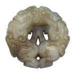 Antiga escultura chinesa em jade de tonalidades cinzas e beges mescladas, representando casal de dragões estilizados. 5 cm.