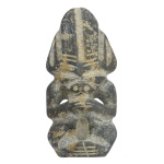 Antiga e rara estatueta chinesa em meteorito magnético preto, com inclusões de outros minerais, representando divindade da Fertilidade e Maternidade. Exibe-se em posição sentada, com as mãos cruzadas à frente. No verso da cabeça, pictograma com o nome da deusa. 17 x 8 x 4 cm.