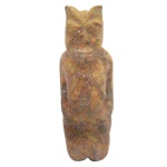 Antiga e rara grande estatueta chinesa em jade mesclado e alaranjado, representando divindade da Maternidade, ajoelhada com as mãos cruzadas sobre o ventre. 20 x 7 x 5 cm.