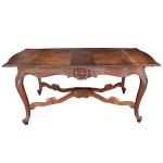 Mesa de jantar antiga em madeira nobre no estilo Luís XV com entalhes manuais e extensões embutidas. Tampo de formato retangular. Pernas curvas com travessão entrecruzados. Necessita de restauro. Tampo manchado, e pernas ruidas.  80 x 160 x 112 cm + 4 extensões de 29 cm. 80 x 249 x 112 cm (MT).